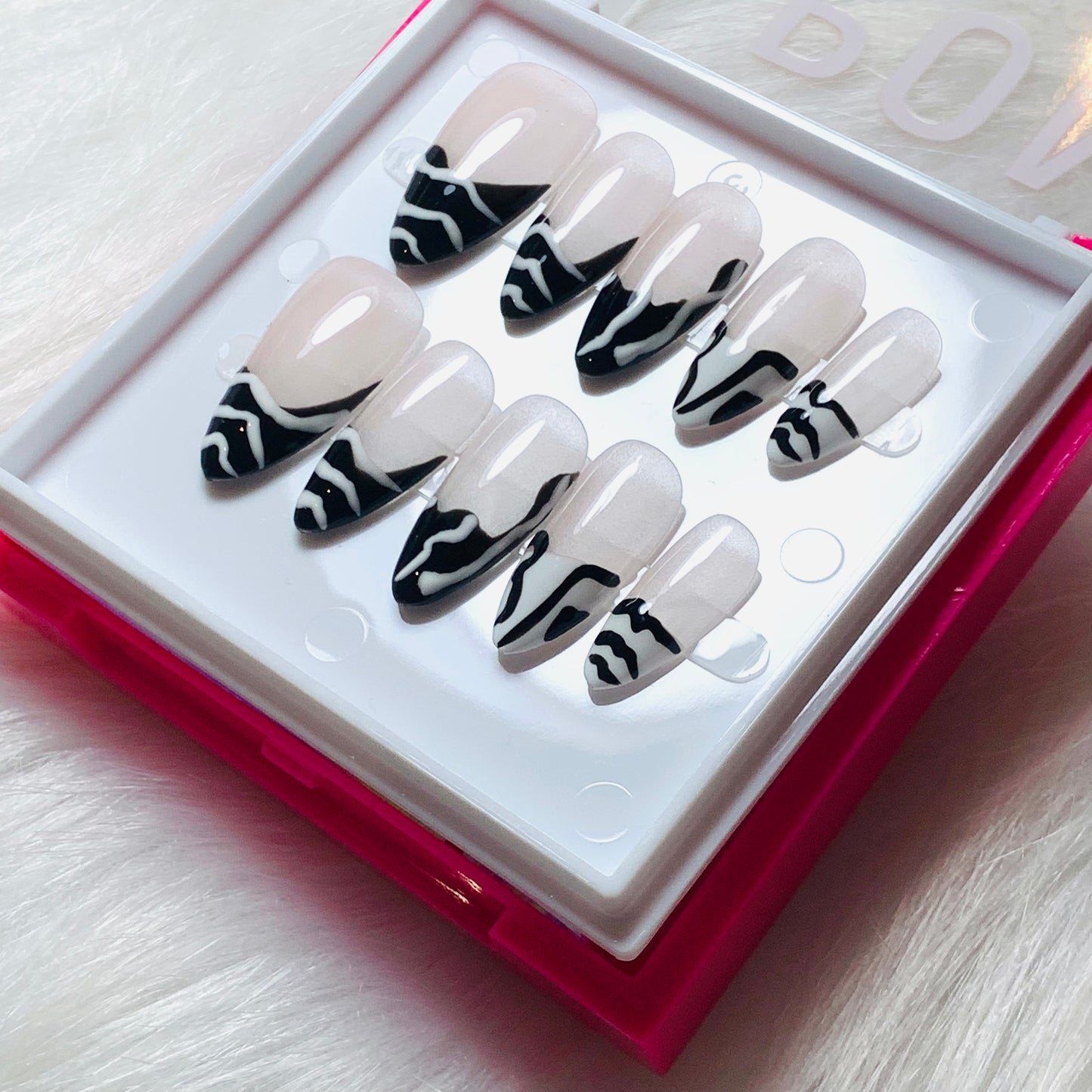 POM - Monochrome Chic