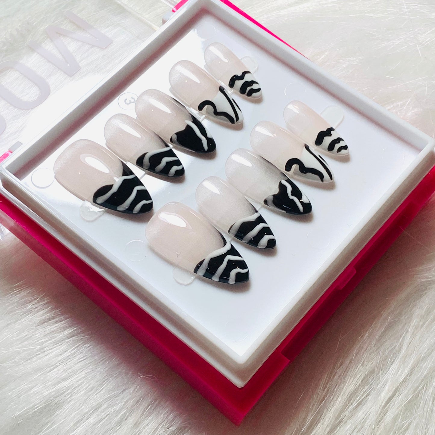 POM - Monochrome Chic